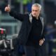 Jose’ Mourinho con il pollice su in panchina
