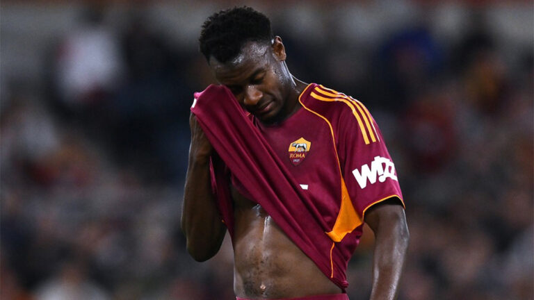 Il difensore della Roma, Evan Ndicka