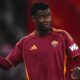 Il difensore della Roma, Evan Ndicka