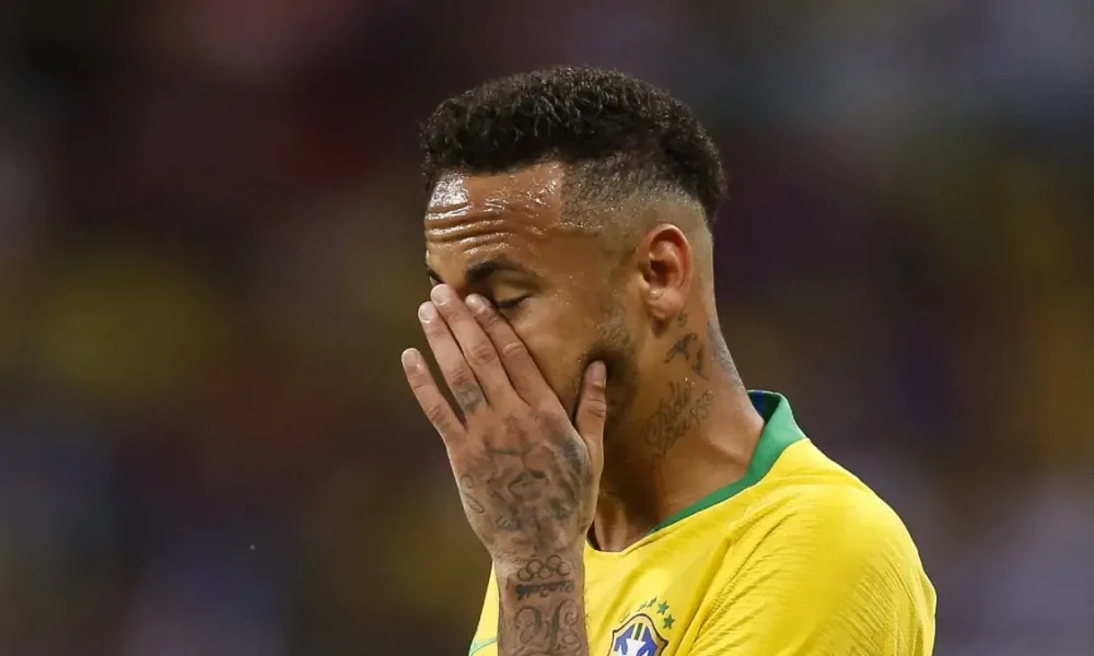 Neymar diventa un caso: l’infortunio al polpaccio è più serio di quanto avesse comunicato il Santos! Il Mondiale è a rischio