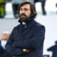 Andrea Pirlo in panchina mentre detta i ritmi alla squadra