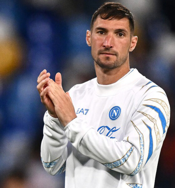 L'esterno del Napoli, Matteo Politano, saluta i propri tifosi
