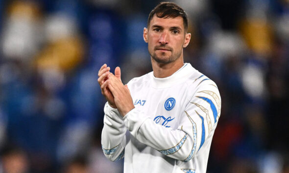 L'esterno del Napoli, Matteo Politano, saluta i propri tifosi