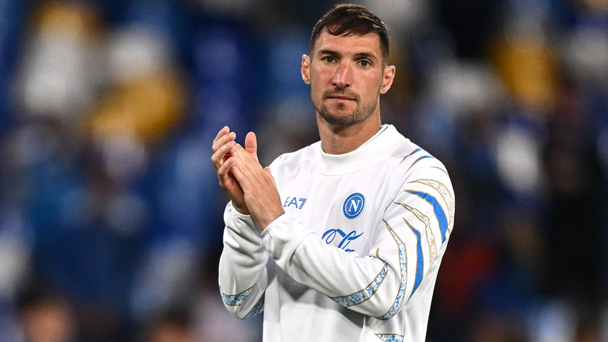 L'esterno del Napoli, Matteo Politano, saluta i propri tifosi