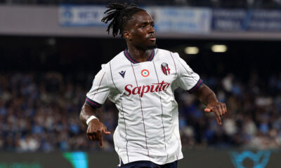 L'esultanza di Rowe, attaccante del Bologna, dopo il gol