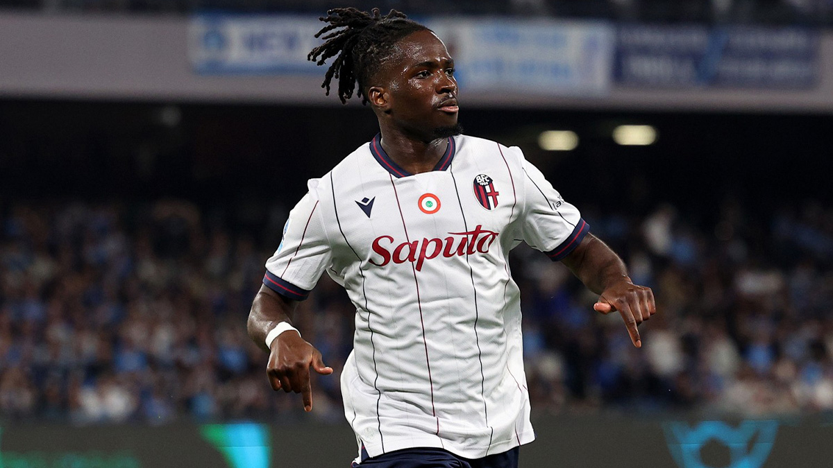 L'esultanza di Rowe, attaccante del Bologna, dopo il gol