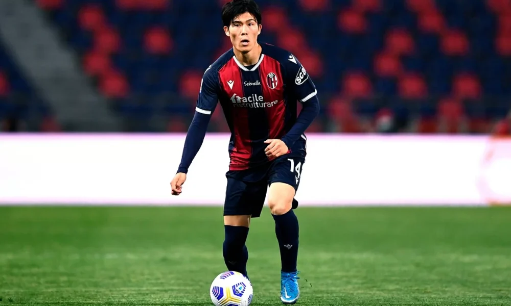 Tomiyasu saluta l’Ajax: l’addio dell’ex Bologna dopo soli cinque mesi