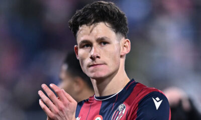 Il difensore del Bologna, Martin Vitik, applaude