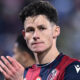 Il difensore del Bologna, Martin Vitik, applaude