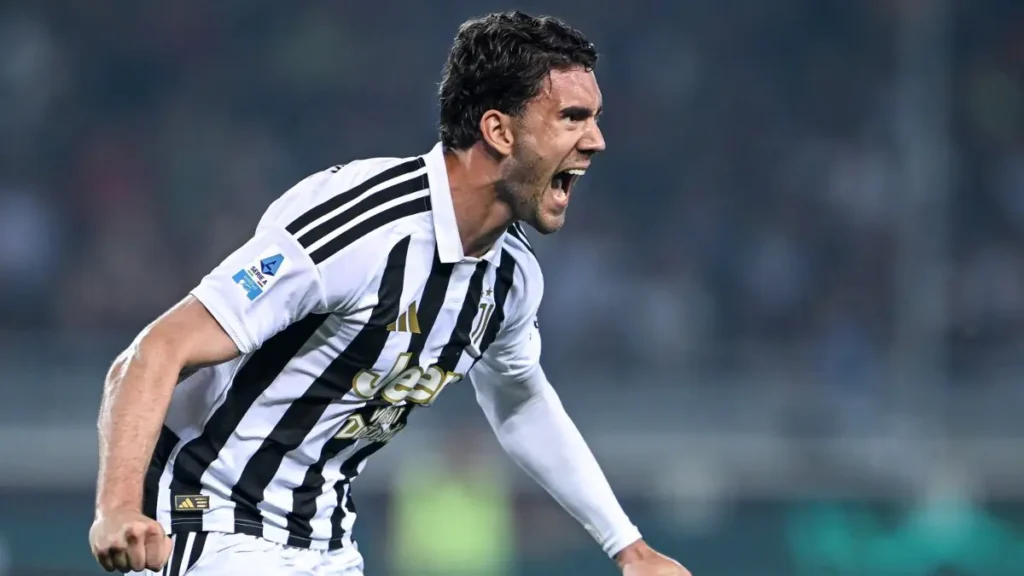 Vlahovic Juventus mentre esulta con la maglia bianconera