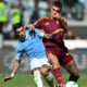 L'attaccante della Lazio, Mattia Zaccagni, in contrasto col difensore della Roma, Gianluca Mancini