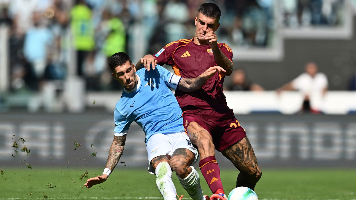 L'attaccante della Lazio, Mattia Zaccagni, in contrasto col difensore della Roma, Gianluca Mancini