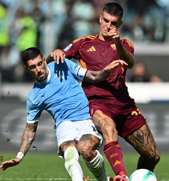L'attaccante della Lazio, Mattia Zaccagni, in contrasto col difensore della Roma, Gianluca Mancini