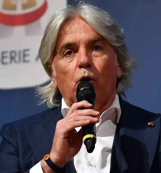 Ivan Zazzaroni con il microfono in mano mentre parla