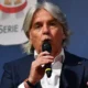 Ivan Zazzaroni con il microfono in mano mentre parla