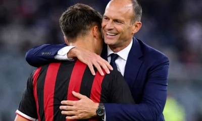 Allegri abbraccia un calciatore con la maglia del Milan, immagine creata con intelligenza artificiale