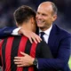 Allegri abbraccia un calciatore con la maglia del Milan, immagine creata con intelligenza artificiale