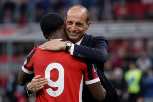 Allegri abbraccia un calciatore con la maglia numero 9 del Milan, immagine creata con intelligenza artificiale