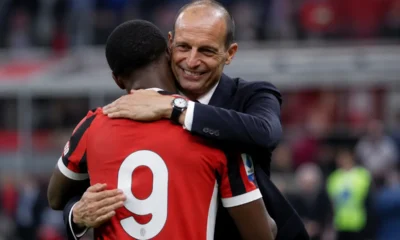 Allegri abbraccia un calciatore con la maglia numero 9 del Milan, immagine creata con intelligenza artificiale