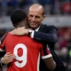 Allegri abbraccia un calciatore con la maglia numero 9 del Milan, immagine creata con intelligenza artificiale