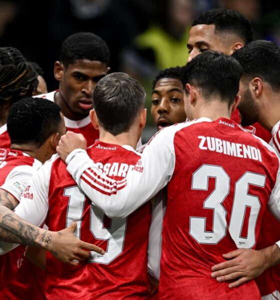 Arsenal gruppo abbraccio gol