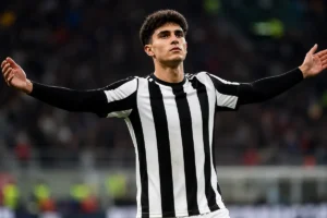 Bartesaghi del Milan con una maglia bianconera, immagine creata con intelligenza artificiale