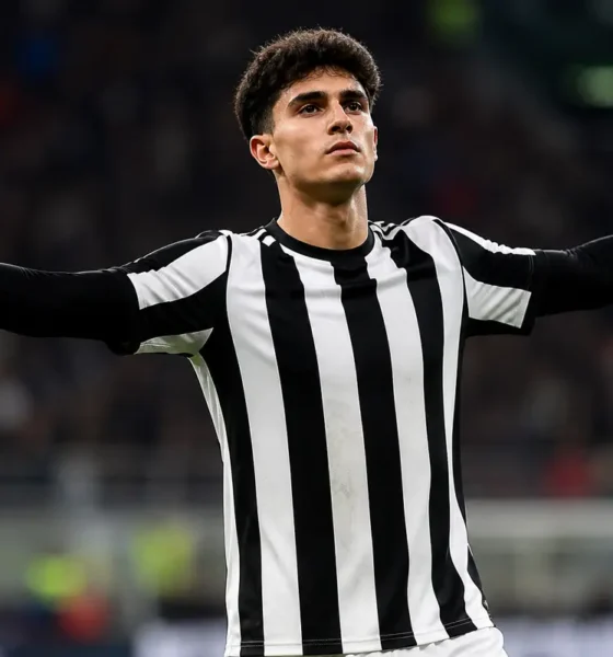 Bartesaghi del Milan con una maglia bianconera, immagine creata con intelligenza artificiale