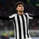 Bartesaghi del Milan con una maglia bianconera, immagine creata con intelligenza artificiale