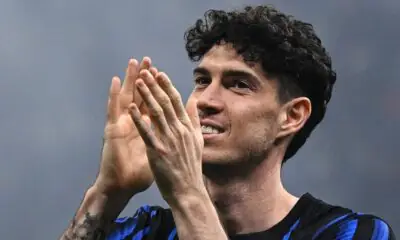 Il difensore dell'Inter, Alessandro Bastoni, applaude