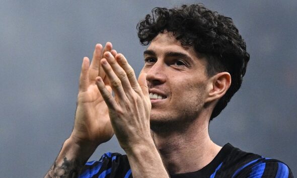 Il difensore dell'Inter, Alessandro Bastoni, applaude