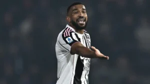 Il difensore della Juve, Gleison Bremer, gesticola in campo