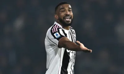 Il difensore della Juve, Gleison Bremer, gesticola in campo