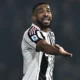 Il difensore della Juve, Gleison Bremer, gesticola in campo
