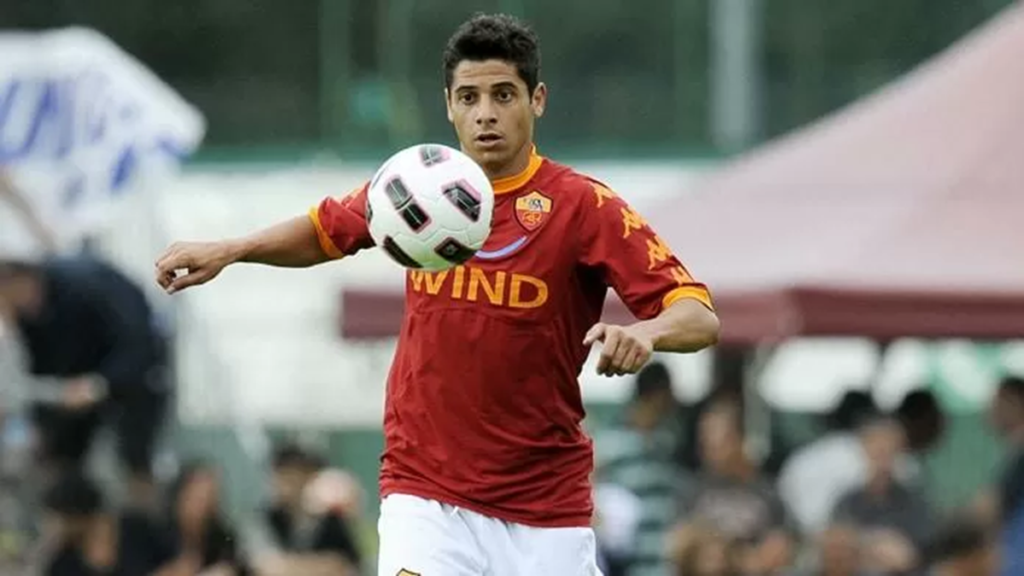 Cicinho in azione con la maglia della Roma