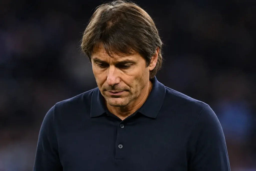 Antonio Conte a testa bassa e con espressione dispiaciuta sul volto