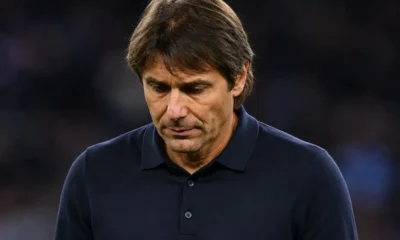 Antonio Conte a testa bassa e con espressione dispiaciuta sul volto
