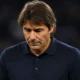 Antonio Conte a testa bassa e con espressione dispiaciuta sul volto
