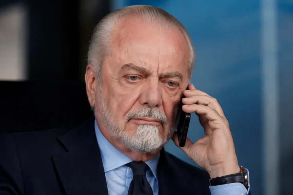 De Laurentiis, presidente del Napoli, mentre parla al telefono