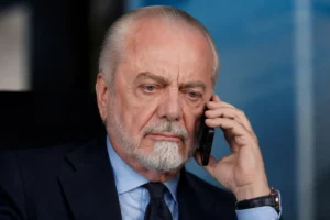 De Laurentiis, presidente del Napoli, mentre parla al telefono