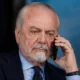 De Laurentiis, presidente del Napoli, mentre parla al telefono