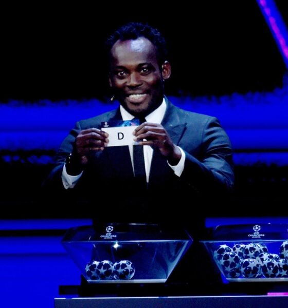 Essien sorridente ai sorteggi della Champions League