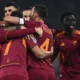 Giocatori della Roma esultano dopo il gol