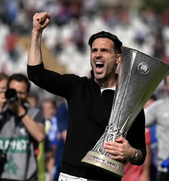 Fabregas, allenatore del Como, con in mano l'Europa League, immagine creata con intelligenza artificiale