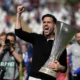 Fabregas, allenatore del Como, con in mano l'Europa League, immagine creata con intelligenza artificiale