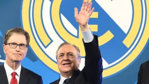 Florentino Perez presidente Real Madrid con la mano alzata in segno di saluto