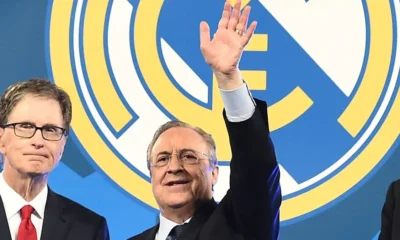 Florentino Perez presidente Real Madrid con la mano alzata in segno di saluto