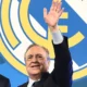 Florentino Perez presidente Real Madrid con la mano alzata in segno di saluto
