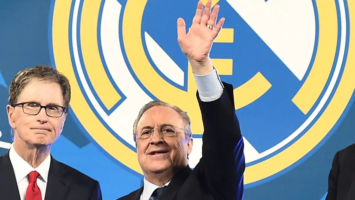 Florentino Perez presidente Real Madrid con la mano alzata in segno di saluto