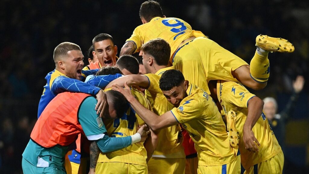 Frosinone in Serie A, giocatori festeggiano in campo