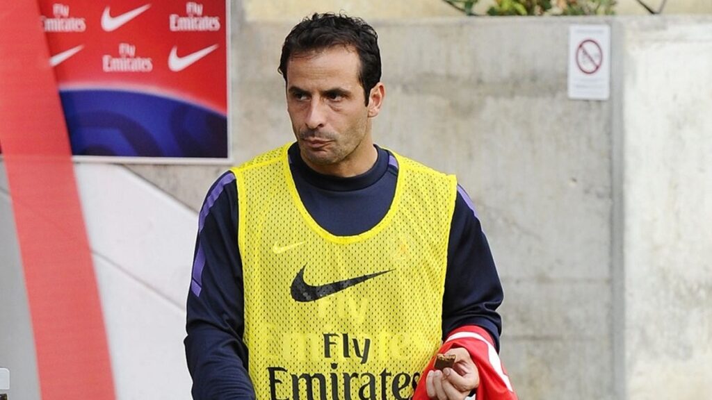 Giuly con la pettorina gialla in panchina con il Psg